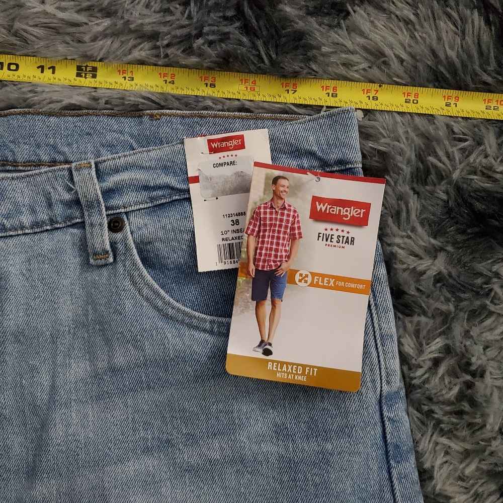 NWT WRANGLER relaxed fit 38 x 10 - Picture 3 of 4